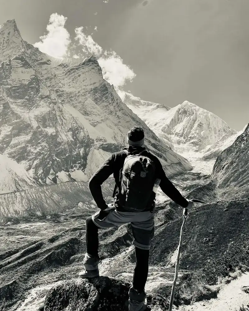 Egil Winje Nybakk seen from behind, looking out over a glacier valley